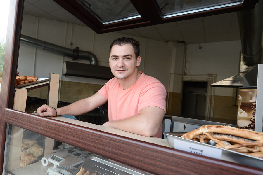 Un tânăr de 28 de ani vinde anual 130.000 de covrigi în București