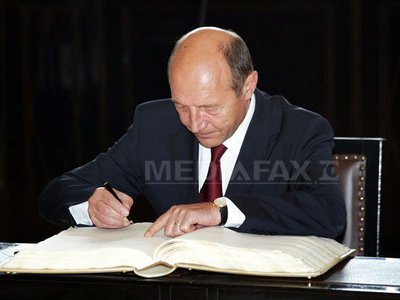 Băsescu promulgă legea pentru abilitarea Guvernului de a emite ordonanțe în vacanța parlamentară
