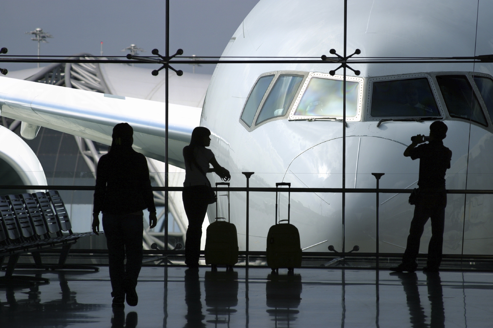 Despagubiri de pana la 600 de euro daca zborul e anulat sau intarziat peste trei ore. Informatii utile pentru turistii blocati in aeroporturi sau cu bagajele pierdute pe drum