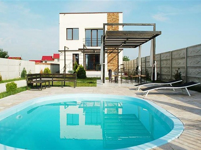 Vilele cu piscină din zonele limitrofe marilor orașe sunt scoase la vânzare de la 100.000 euro