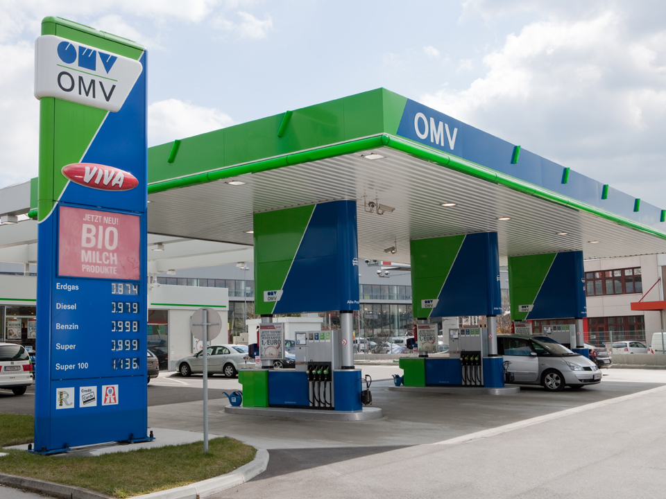 OMV sfătuiește șoferii să nu supraalimenteze rezervorul. În țară, mii de clienți alimentează de 5 lei, unii cu monede