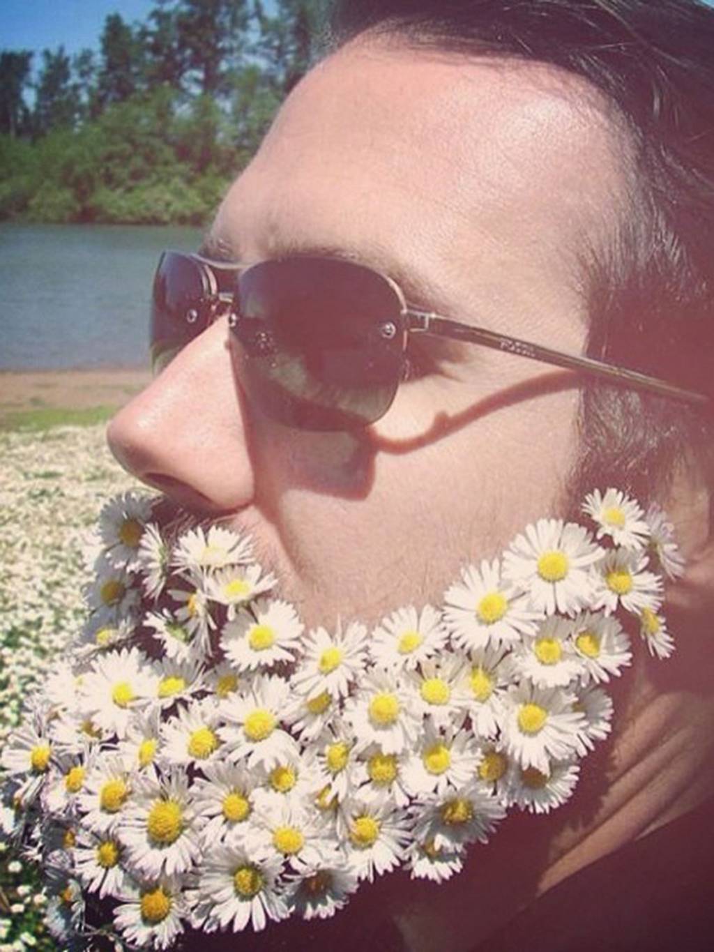 Cu flori în barbă: ultima fiță de selfie masculin (GALERIE FOTO)