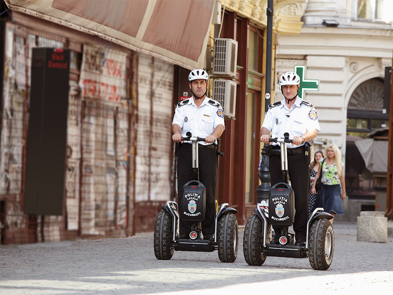 Noua mobilitate urbană. Trotineta, scuterul, skateboardul și segway-ul au devenit cool