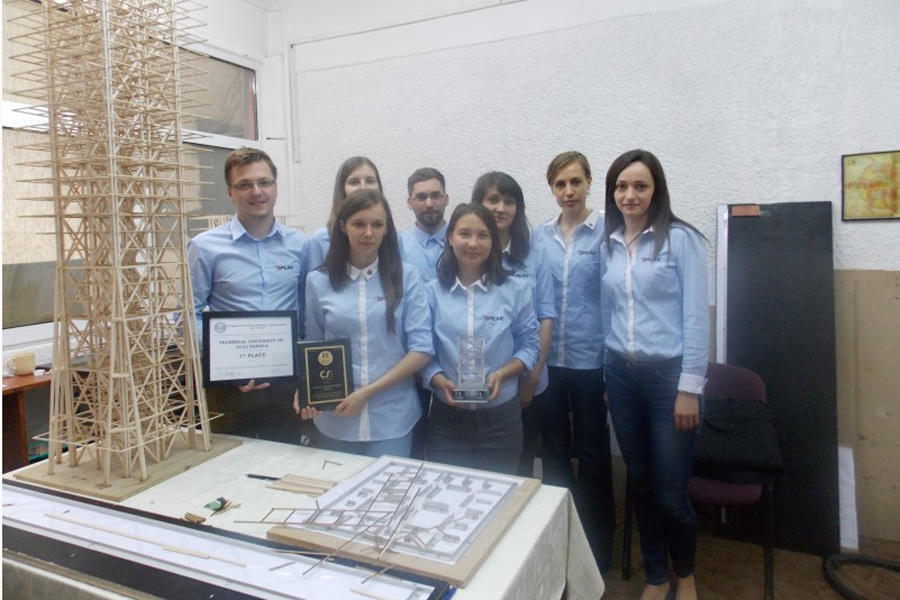 11 studenți din Cluj au cucerit lumea cu o construcție pe care niciun cutremur nu o poate pune la pământ