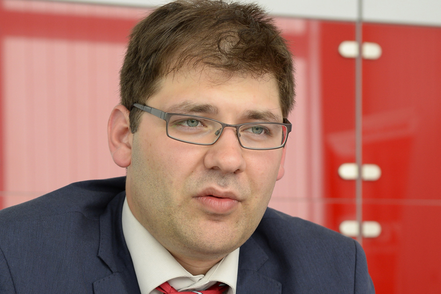 L-au pus șef la 31 de ani deși a făcut doar liceul: „Presiunea este foarte mare. Zi și noapte sunt cu ochii în cotații"