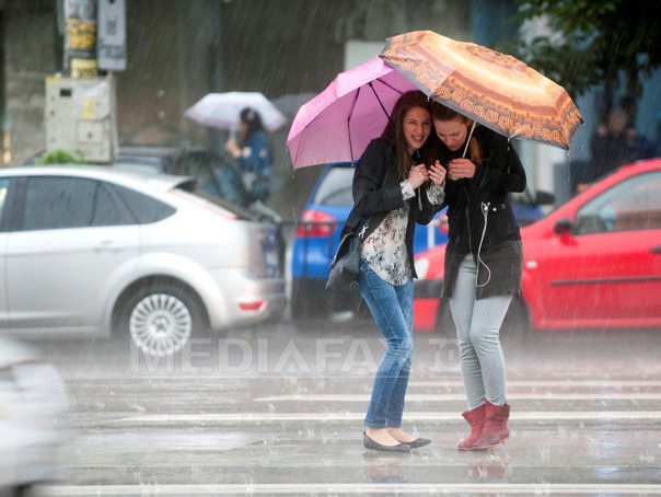 AVERTIZARE METEO: Ploi abundente de duminică până luni seara