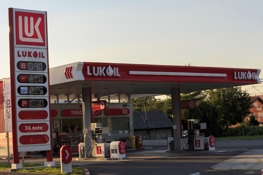 Parchetul a ridicat sechestrul de pe unele cantități de petrol Lukoil, dar a pus sechestru pe altele