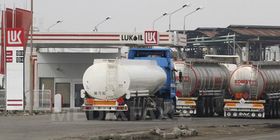 Băsescu: Cer Guvernului ca dacă mâine Lukoil nu reia producția să fie pregătit să preia rafinăria. Dacă vrea legile de la Moscova, se duce acolo