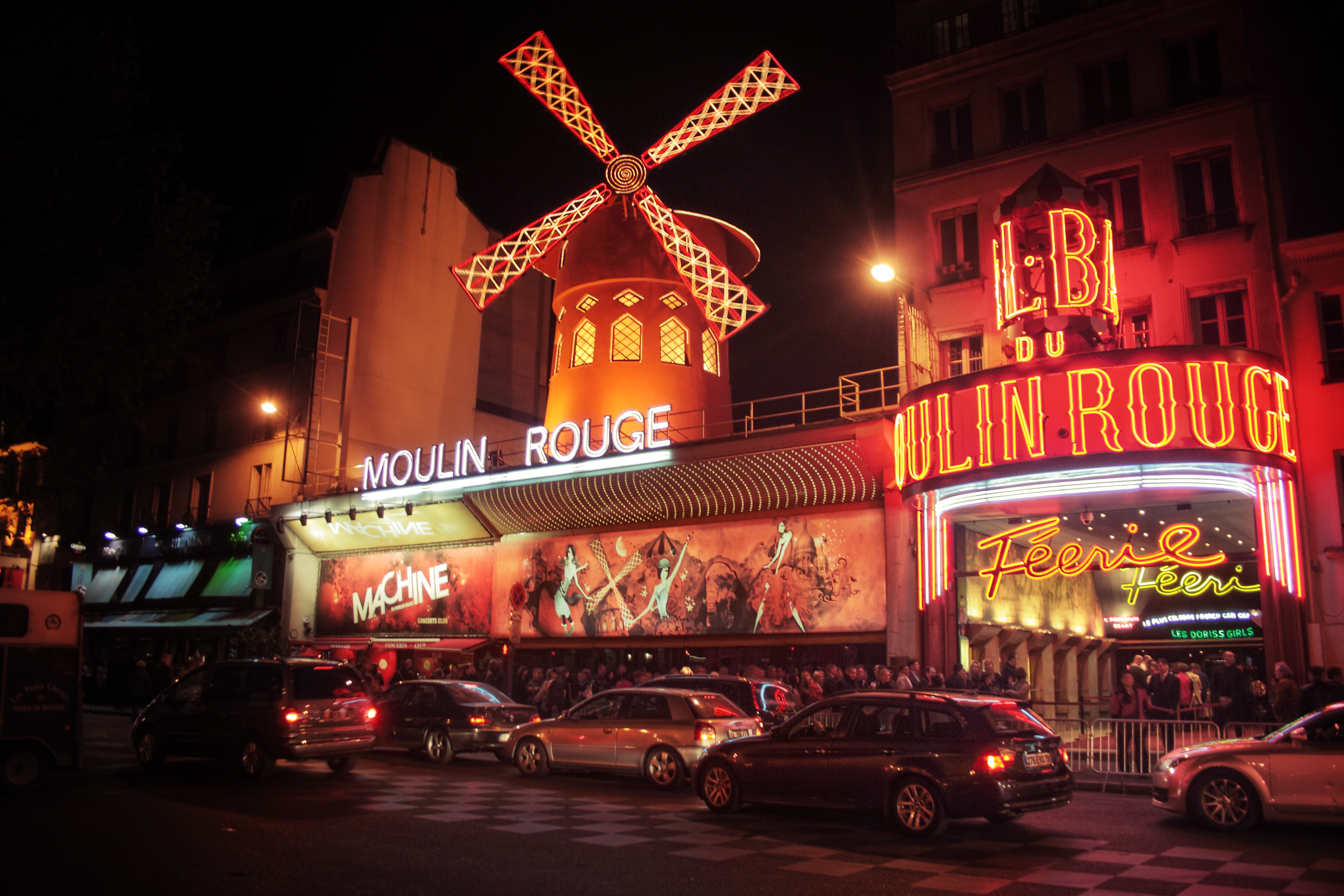 Moulin Rouge, unul dintre simbolurile pariziene, împlinește astăzi 125 de ani