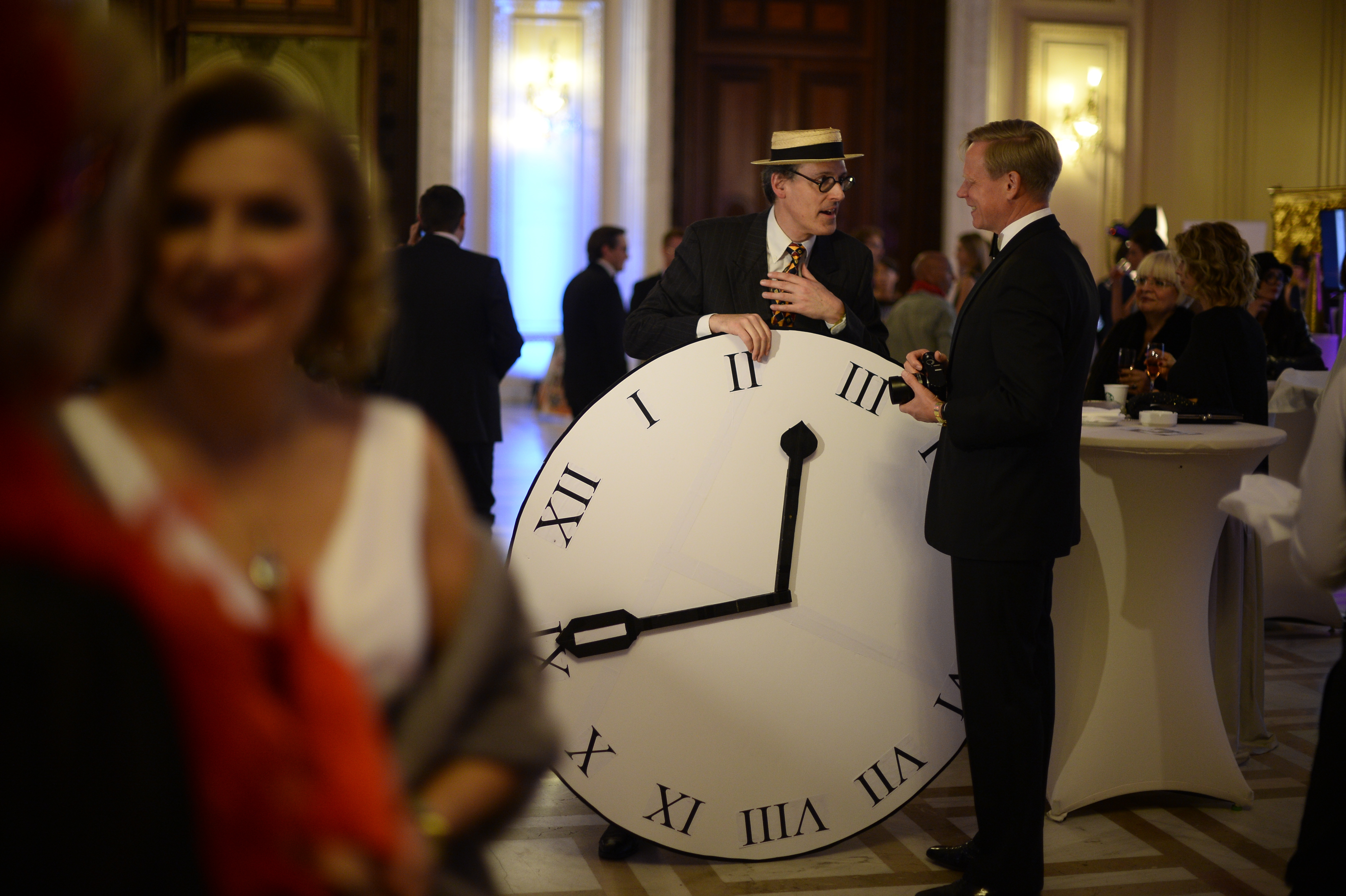 Evenimentul de caritate Halloween Charity Ball a adunat 267.000 de euro pentru înscrierea copiilor săraci la grădiniță. Steven van Groningen  a fost unul dintre cei mai generoși donatori