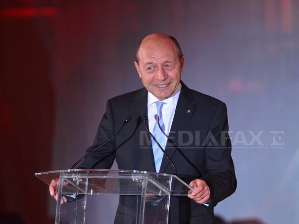 Băsescu: Îmi pare rău că românii au de ales între o marionetă a PSD-ului și un incompatibil
