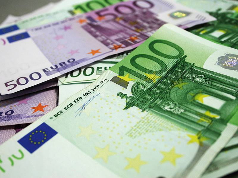 Mesaj de la piețele financiare: ce-ar fi să dați drumul la tiparniță?