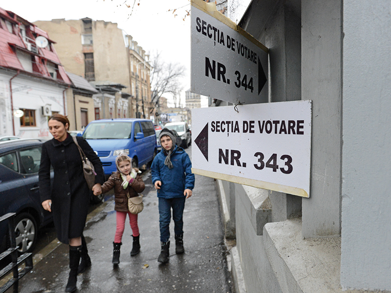 GHIDUL ALEGĂTORULUI. Câți alegători votează, câte secții de votare avem și cum arată buletinul de vot