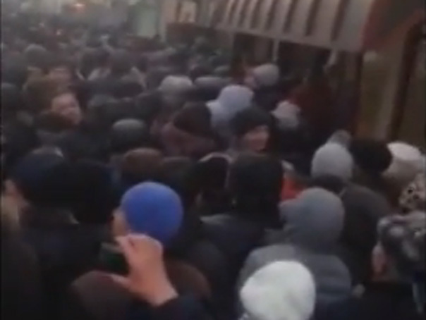ALEGERI PARLAMENTARE în Republica Moldova: Peste 43.000 de oameni au votat în decurs de o oră. Coadă la o secție de vot din Moscova - VIDEO, LIVE TEXT