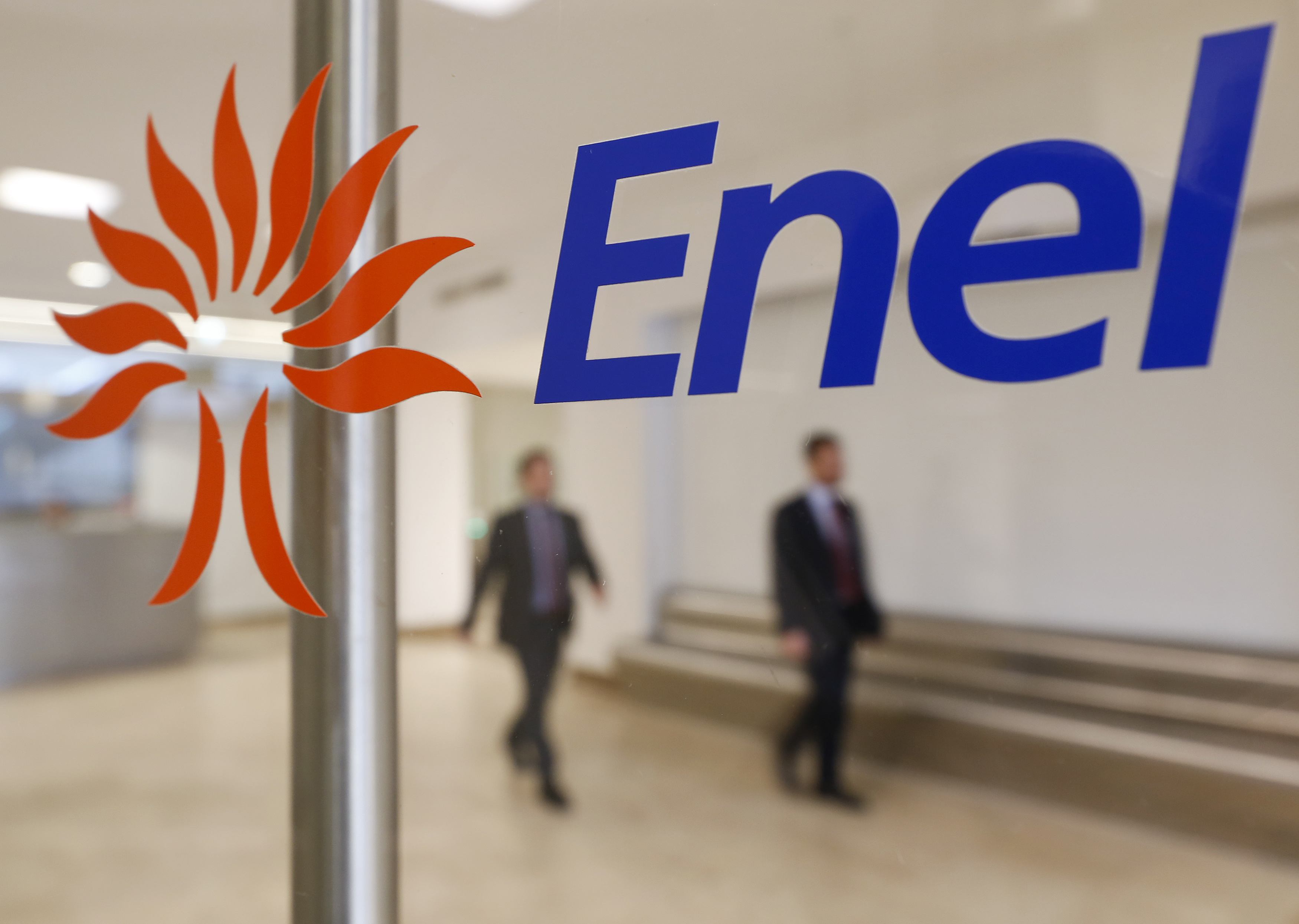 Directorul general al Enel s-a sinucis. Compania a păgubit clienții încărcând artificial facturile la curent