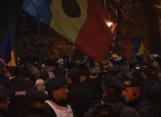Mitinguri pentru prelungirea votului în diaspora. Mii de manifestanți în București, Cluj, Timișoara, Sibiu (VIDEO)