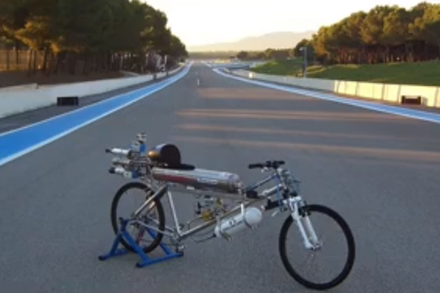 Bicicleta care a întrecut un Ferrari - video