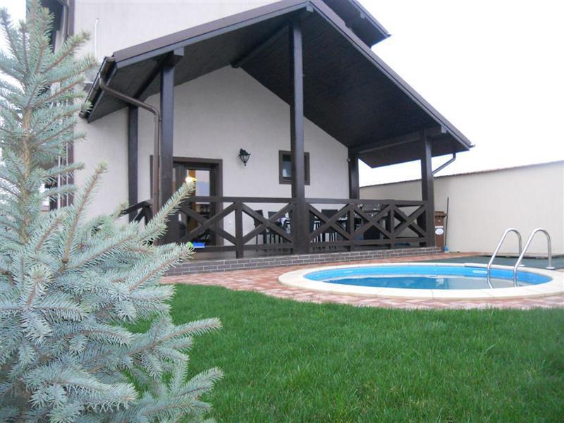 Cât costă o vilă într-un complex imobiliar construit pe malul unui lac din Capitală