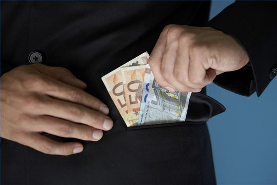 Un angajat al unei bănci din România FURA banii depuși de clienți în conturi. Nu l-a prins nimeni timp de un an și jumătate