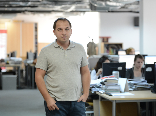 "Cu o țară care se vinde pe piața internațională a muncii ca un paradis de telefoniste și telefoniști, putem să rămânem cu toții acasă și să vindem spațiu publicitar pe tricolor"