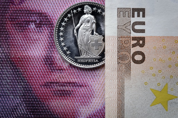 Francul elvețian continuă să crească la cursul BNR de vineri, dar într-un ritm mai lent