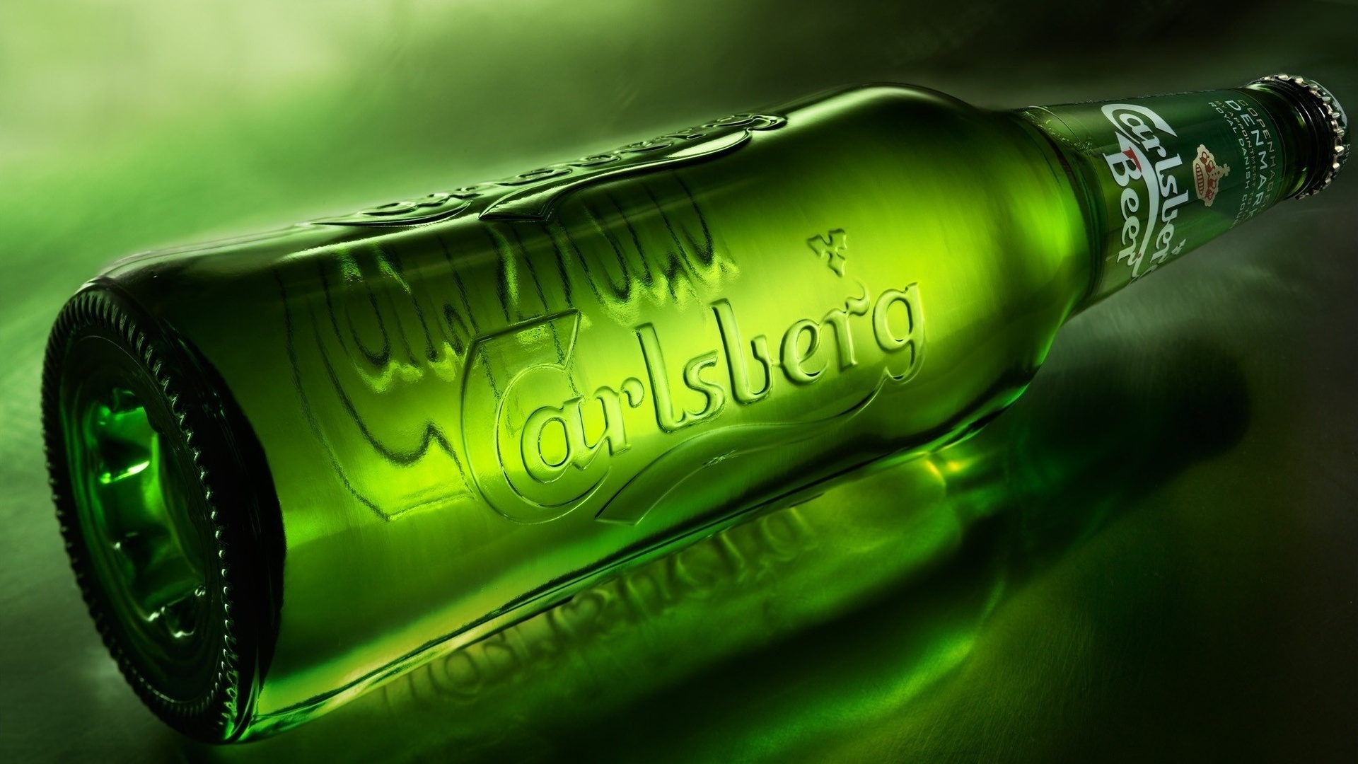 Carlsberg vrea să renunțe la ambalajul din sticlă. Producătorul va îmbutelia berea într-un carton biodegradabil