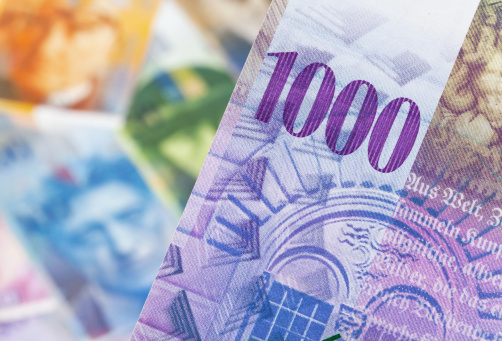 De ce a ajuns francul elvețian la un nivel record într-o singură zi