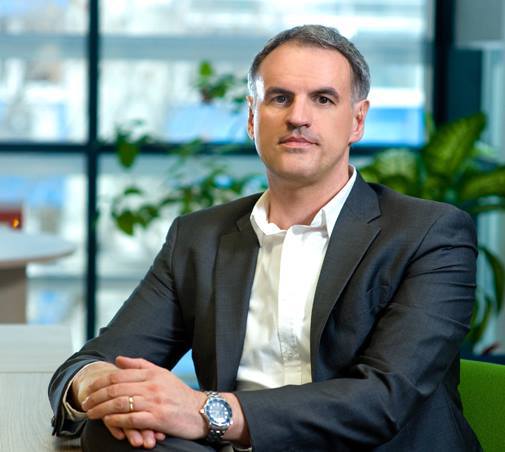 Au ajuns la venituri de 1,3 milioane de euro printr-o afacere prin care îi învață pe alții cum să vândă