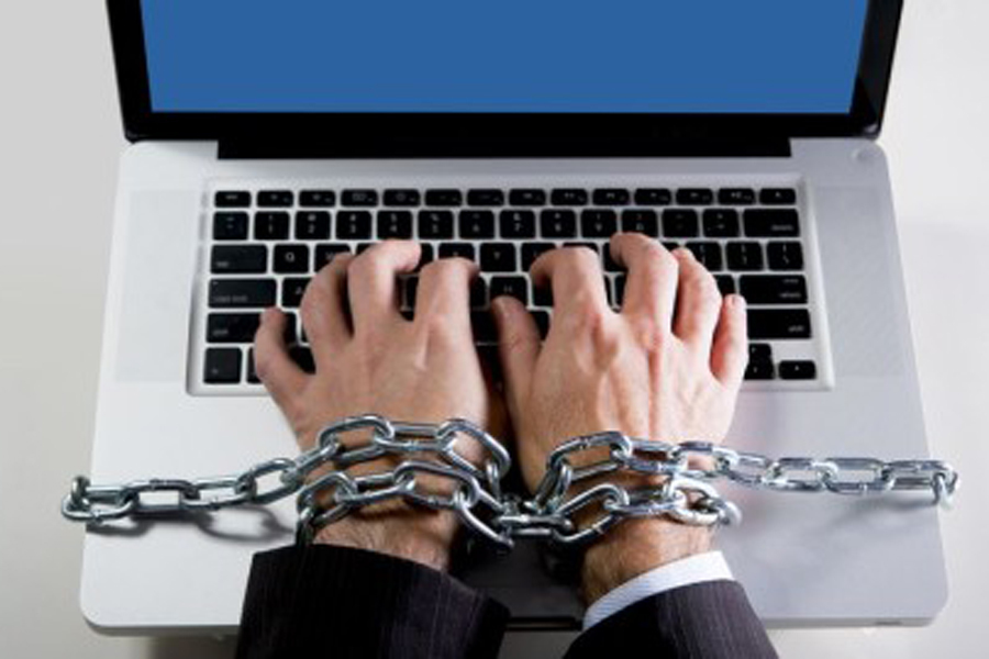 O companie vrea să pună angajații să poarte brățări care să le monitorizeze viața zi și noapte