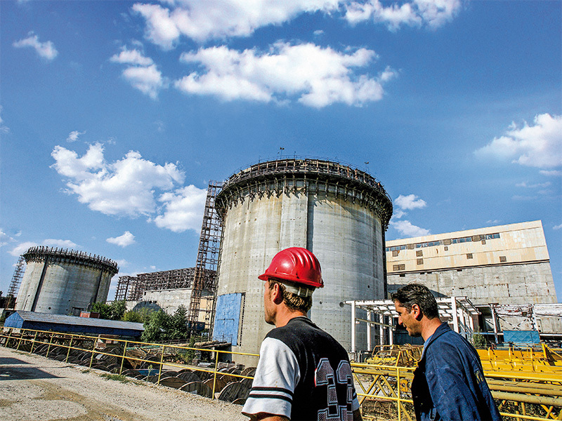 Reportaj: Oamenii care fac să meargă non-stop centrala nucleară de la Cernavodă