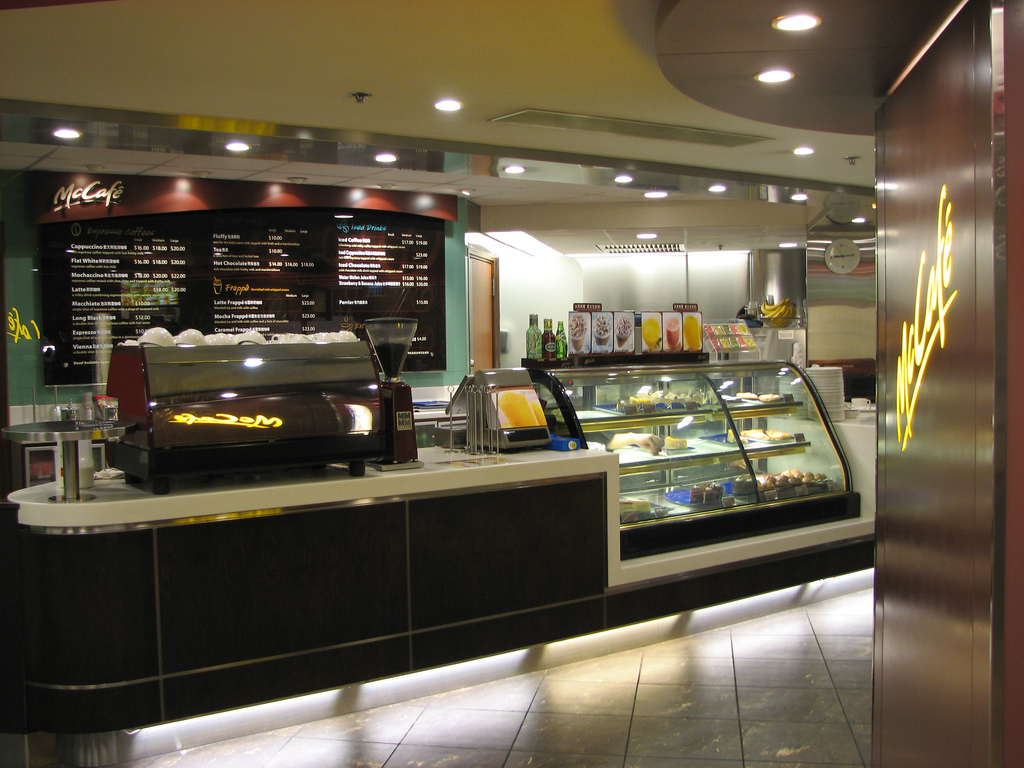 McDonald's vrea să renunțe la brandul McCafe și să dezvețe populația de consumul de cafea la Starbucks