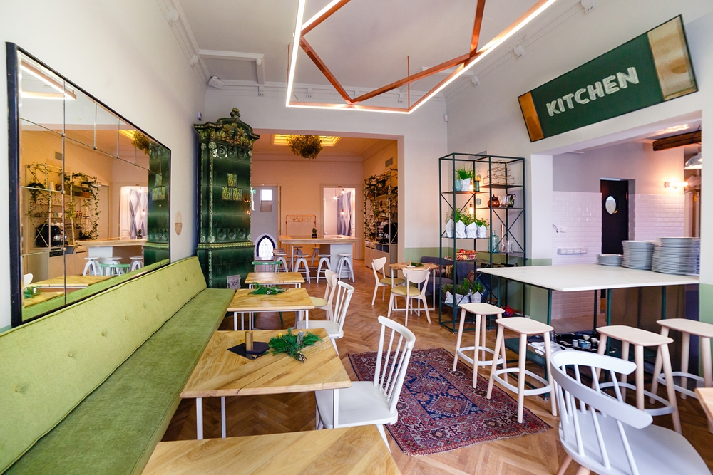 Două antreprenoare au renunțat la spațiul deținut în Centrul Vechi și au relocat un restaurant într-o casă veche în care au investit circa jumătate de milion de euro