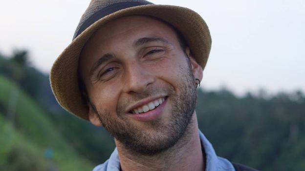 Un turist plecat în vacanță a decis să nu se mai întoarcă acasă niciodată. Și-a deschis o afacere și e cel mai fericit