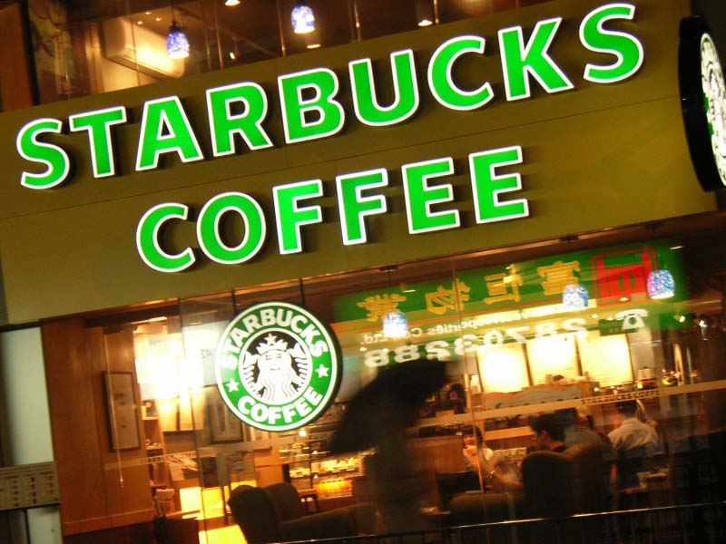 Starbucks se extinde pe principala arteră a luxului din Capitală