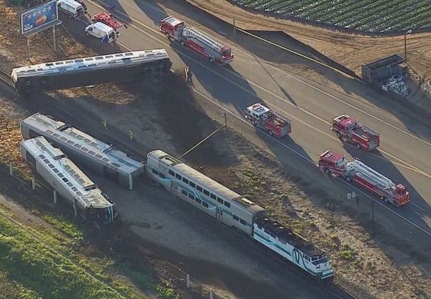 SUA: Un tren de pasageri a deraiat și s-a răsturnat, în California. Numeroase persoane au fost rănite - VIDEO