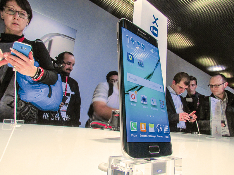 Samsung a prezentat telefonul care ar trebui să fie superior concurentului său direct, iPhone 6