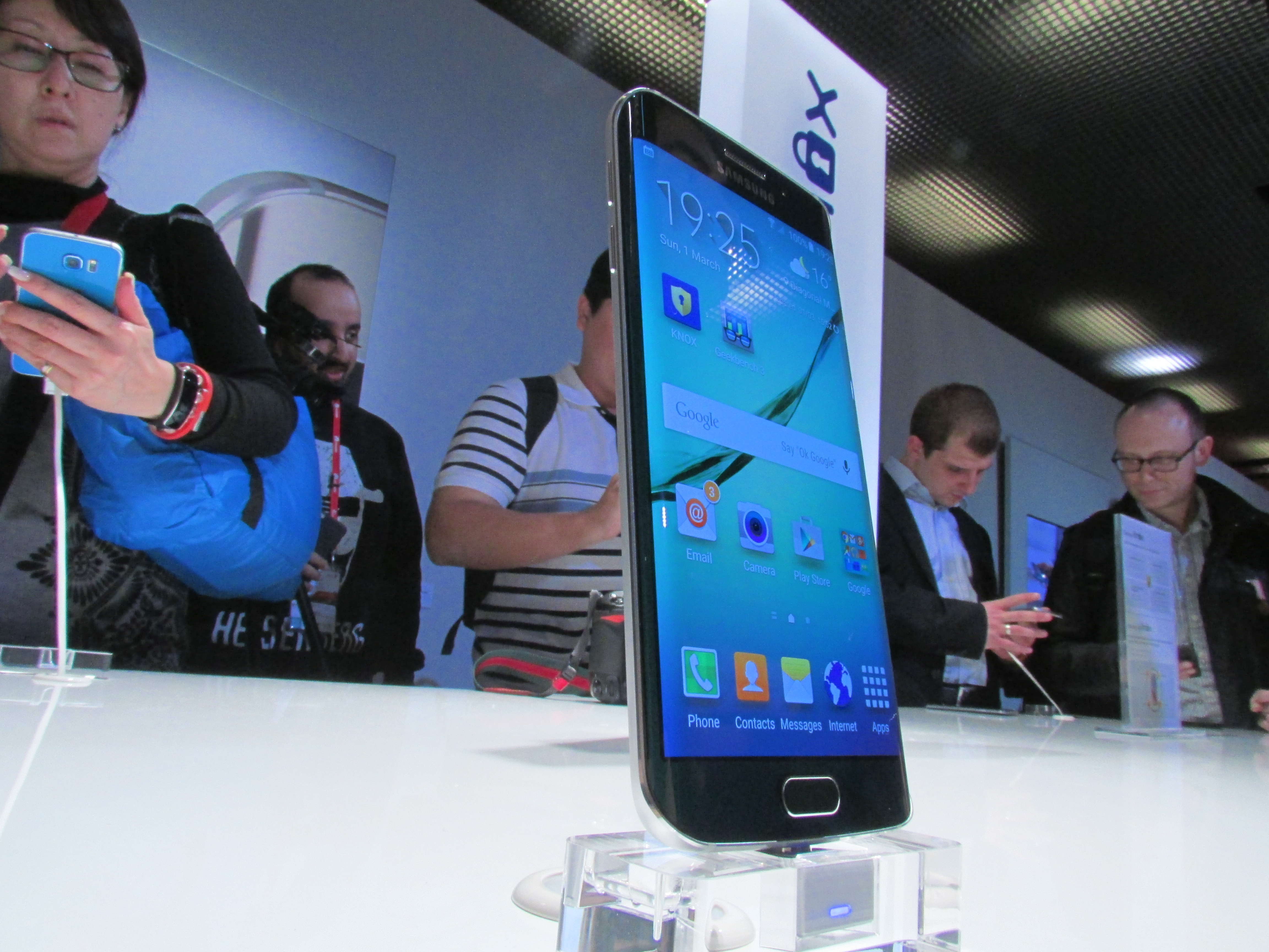 Samsung dă replica rivalilor de la Apple. Cum arată noul telefon lansat de Samsung - FOTO