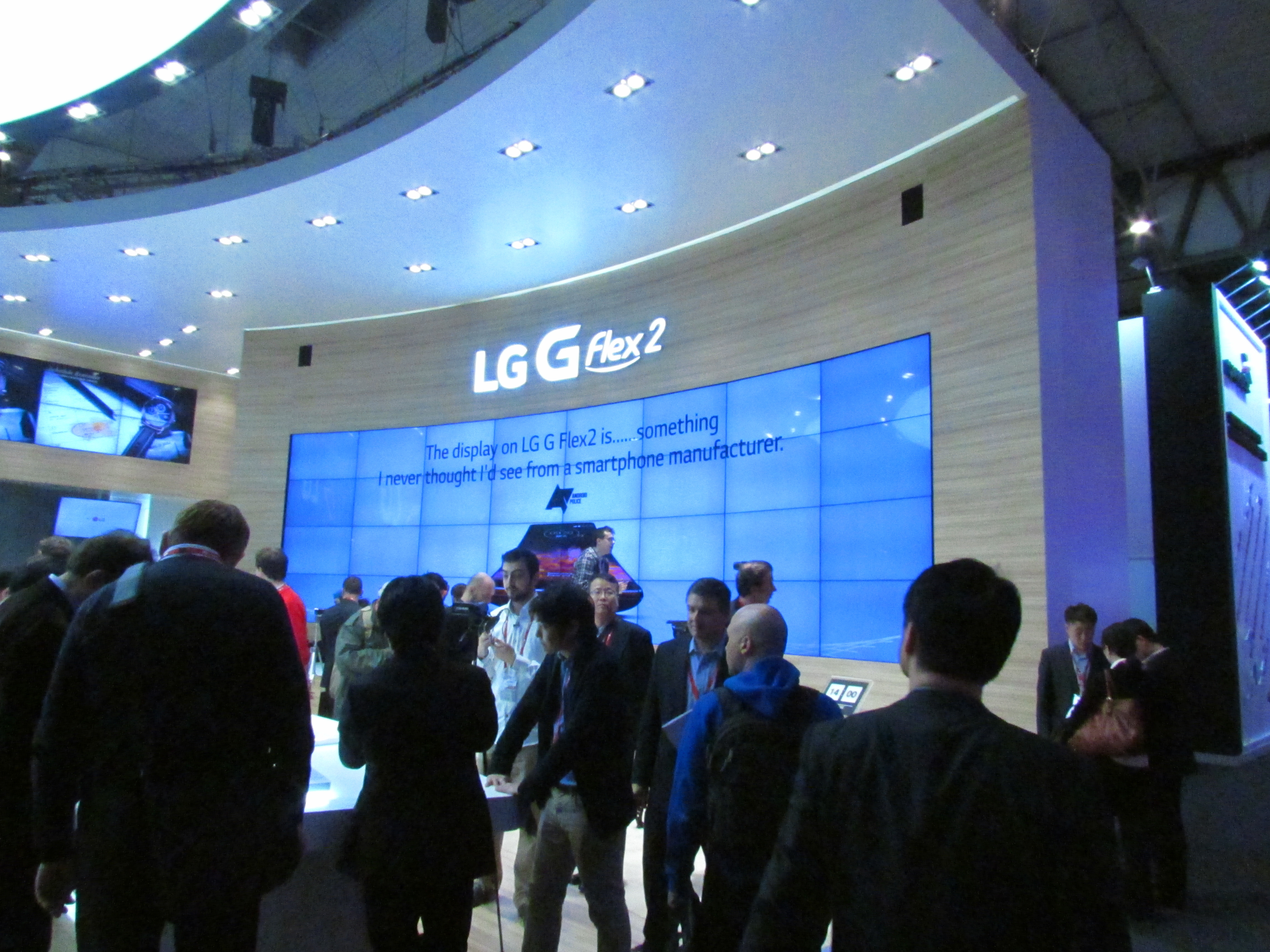 LG a lansat a doua generație de smartphone-uri G Flex