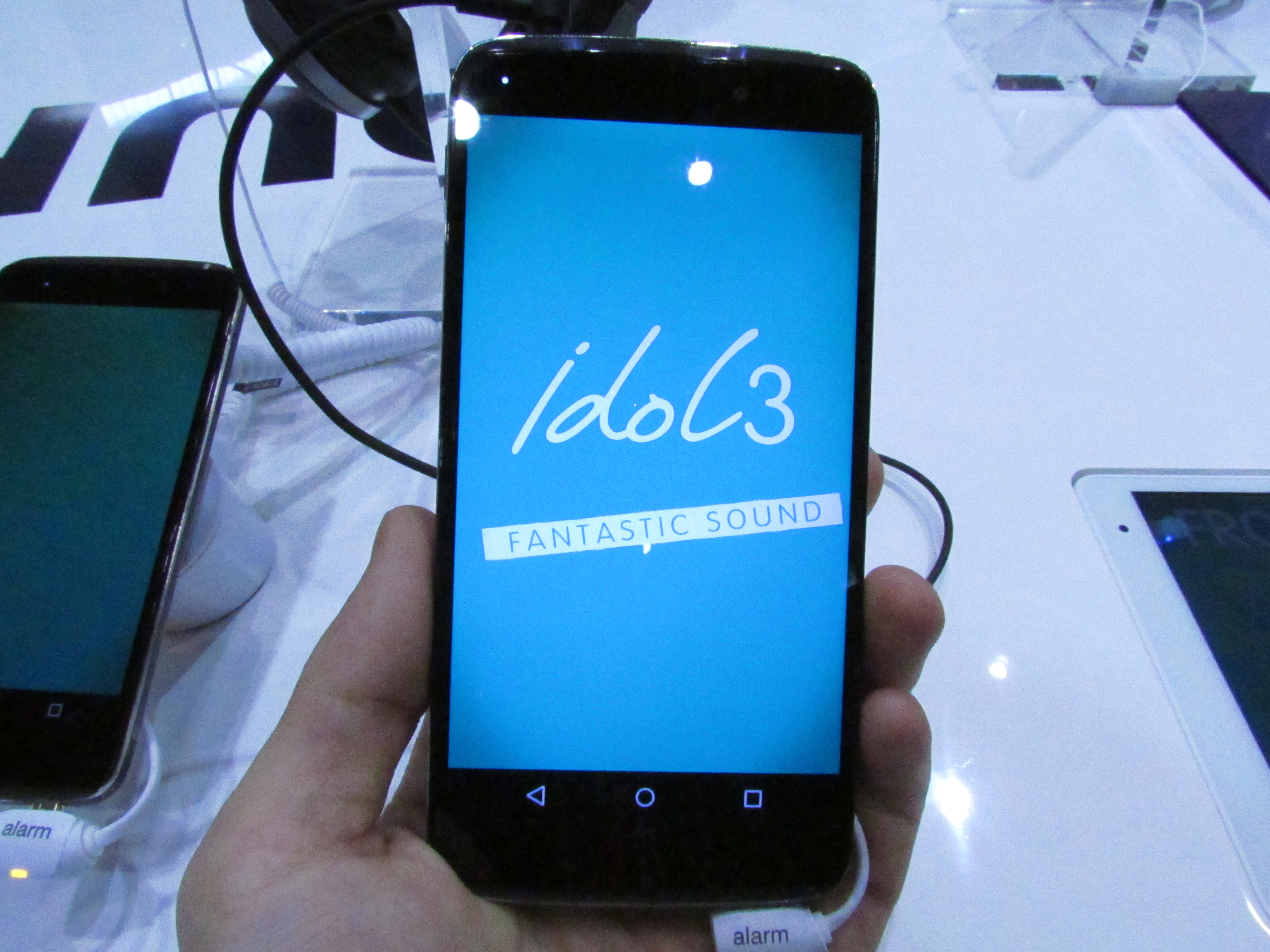 Alcatel revine în forță cu noi modele la WMC