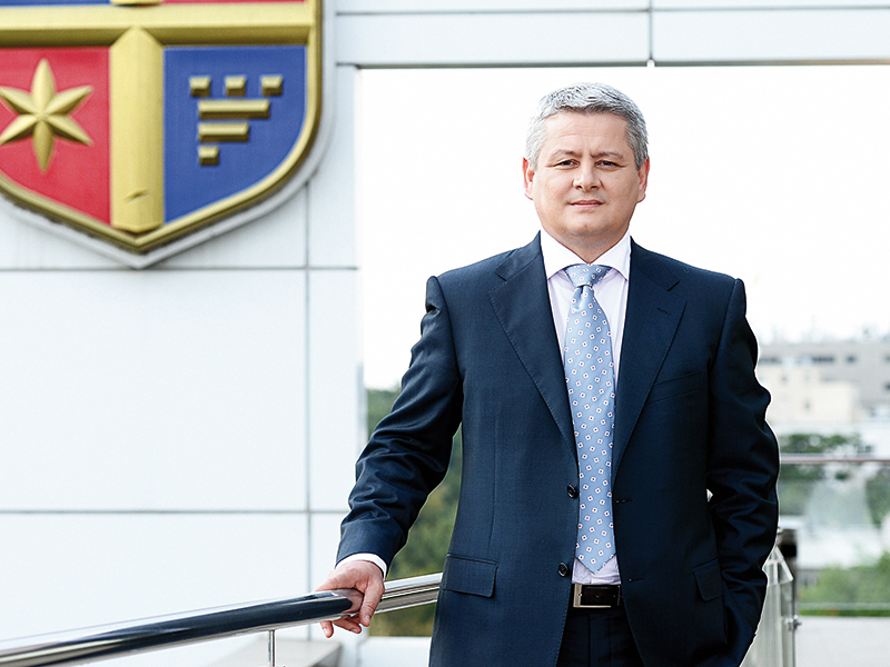 CEO de profesie. A trecut în zece ani pe la A&D Pharma, Domo și a ajuns mâna dreaptă a lui Ion Țiriac