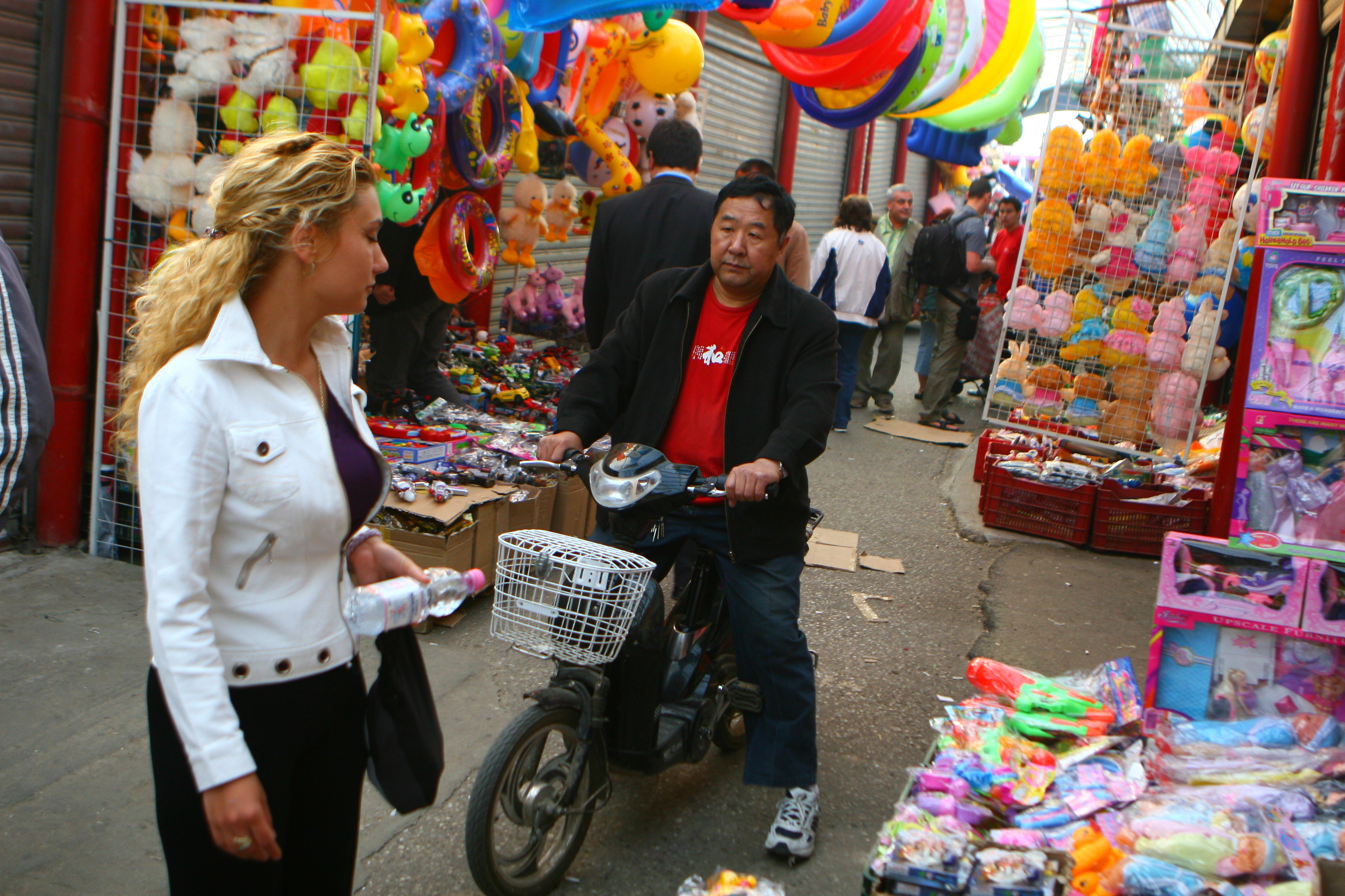 Cât produce anual fabrica de bani Dragonul Roșu, cu peste 5.500 de magazine și 9.000 de angajați