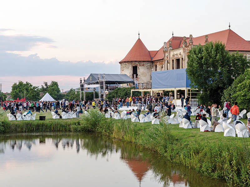 Povestea festivalului Electric Castle. Cum au reușit câțiva prieteni din Cluj să aducă zeci de mii de oameni la eveniment