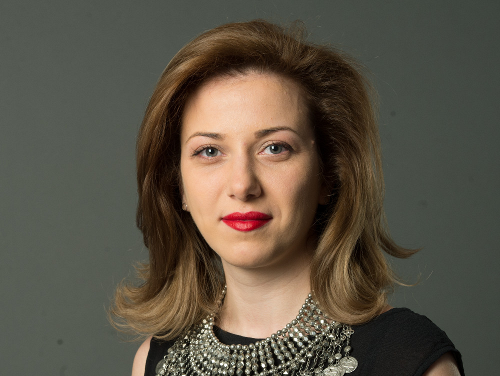 A plecat definitiv din corporație și a făcut o afacere cu genți și pantofi cu motive tradiționale românești