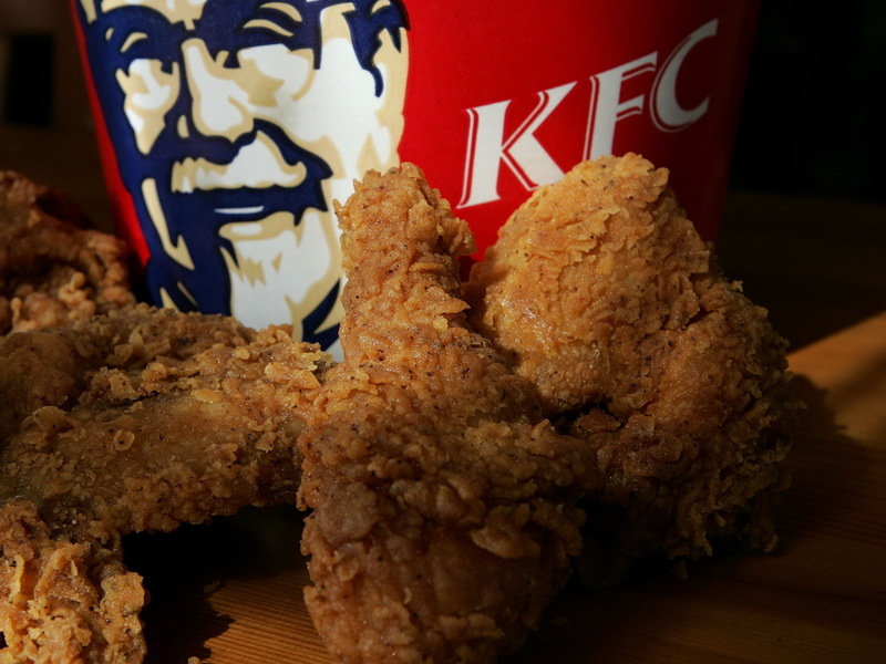 KFC vrea să rezolve problema tastării pe smartphone cu degetele unsuroase - VIDEO