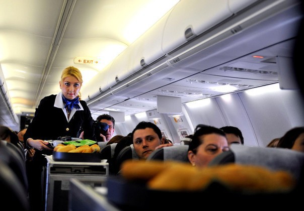 De ce sucul de roșii e mai gustos în avion? Studiu surpriză: care este factorul care dă „gustul fad” al mâncării servite de stewardese