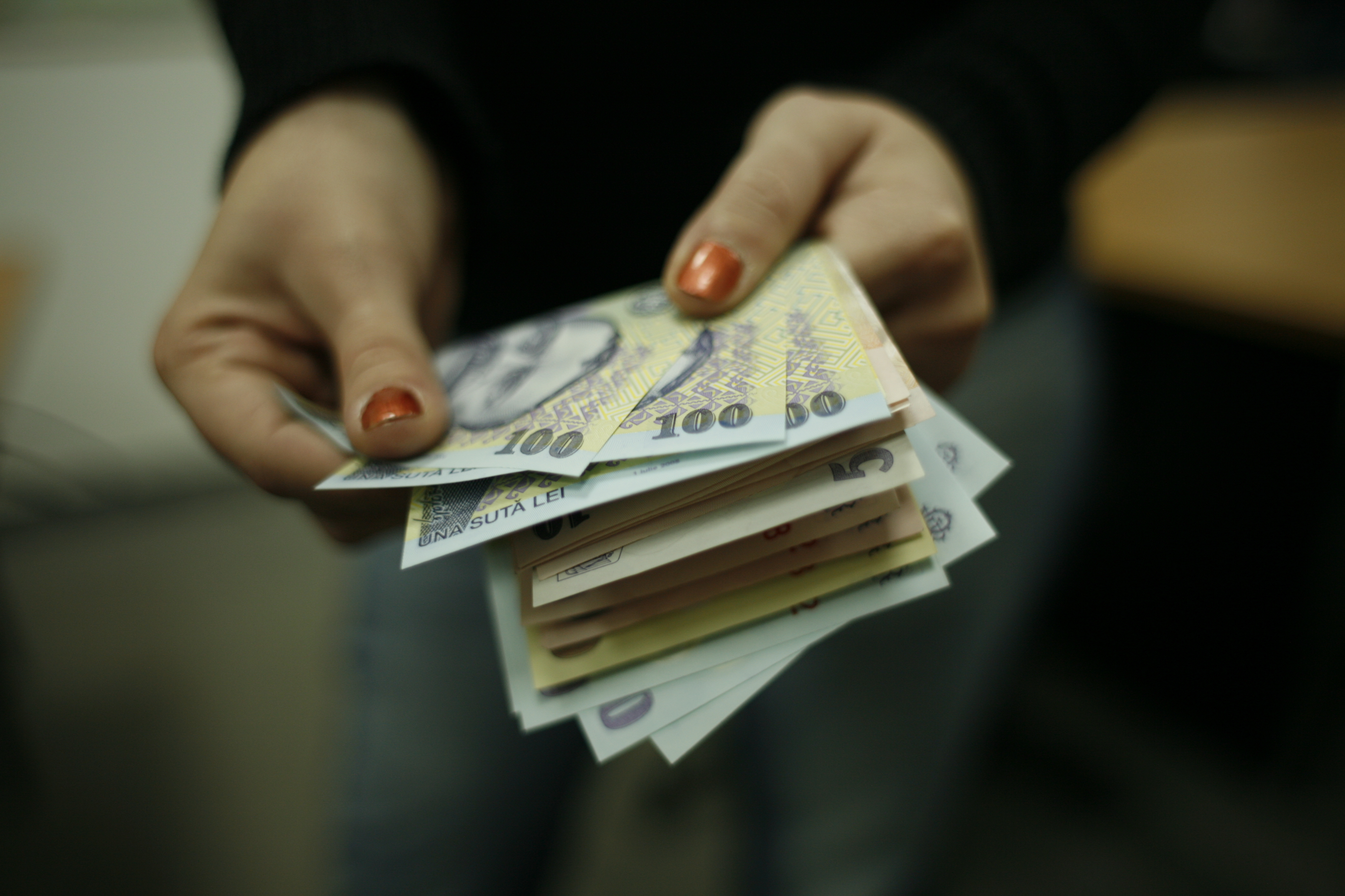 Plățile în numerar între firme sau persoane fizice sunt limitate. Vezi pentru ce sume