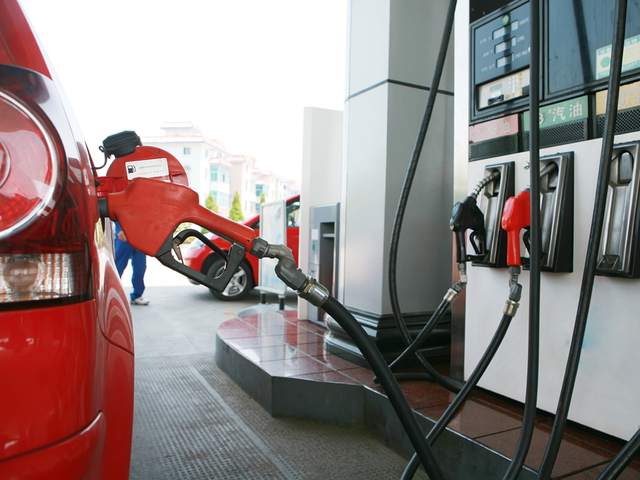 Carburanții atacă din nou pragul de 6 lei pe litru. Benzina a crescut cu 12% față de începutul anului, iar motorina cu 7%. Sortimentele scumpe deja au depășit acest nivel