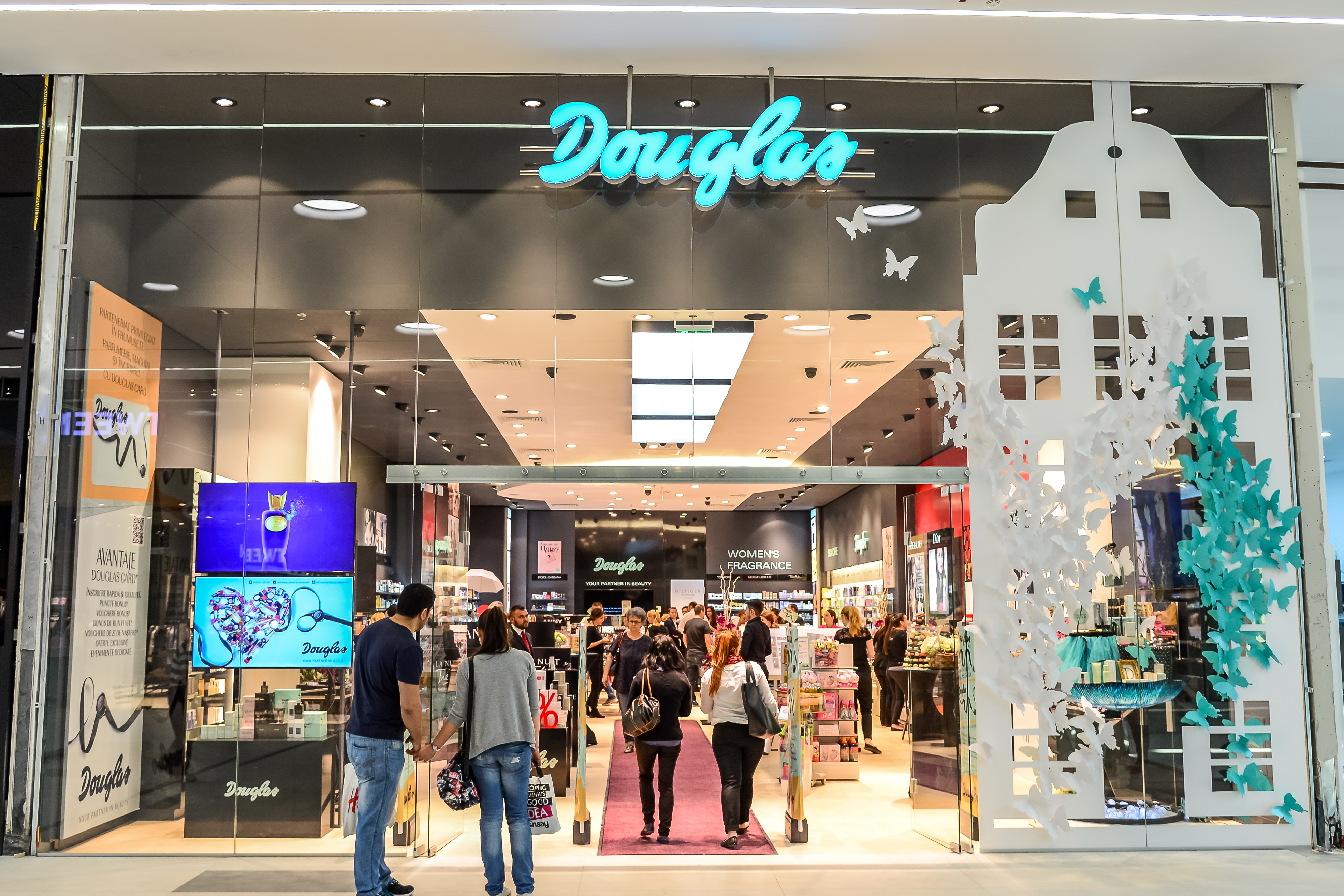 Douglas ajunge la 18 magazine prin deschiderea din Mega Mall
