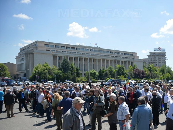 Aproximativ 1.500 de angajați din administrația publică au protestat la sediul Guvernului