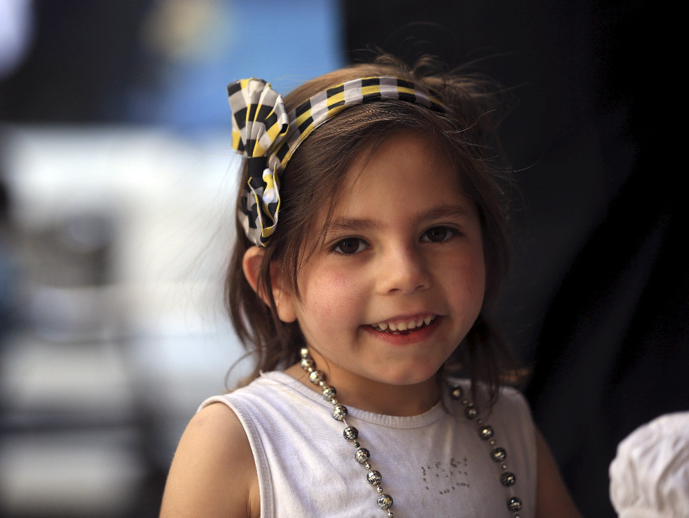 Aceste două fotografii extraordinare arată reacția unui copil în urma unui atac terorist. "A fost prima dată când am văzut cum zâmbetul inocent al unui copil se poate transforma în groază ș